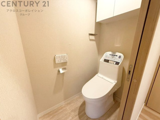 温水洗浄便座付トイレは温水洗浄機能により、暖かい水でおしりを洗浄することができ、冷たい水を使う従来の便座に比べ、温水洗浄機能で暖かいトイレを提供し、快適な使用を可能にします。