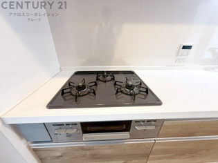 多数の調理器具を同時に使用でき、料理の効率化が可能。省エネで節約になり、様々な料理スタイルに適応できます。また、火力調整が独立しており、手入れや掃除もしやすく、今よりもっとお料理が楽しくなるかも。