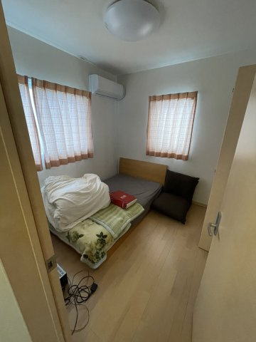 花園台町戸建ての洋室