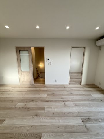 クラウンハイツ砂山南III A棟・アパート・95057の居間・リビング|2階のお部屋です。