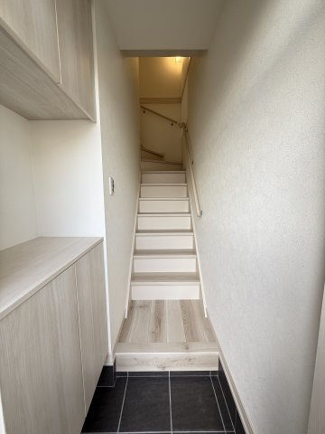 クラウンハイツ砂山南III A棟・アパート・95057の玄関|2階のお部屋です。