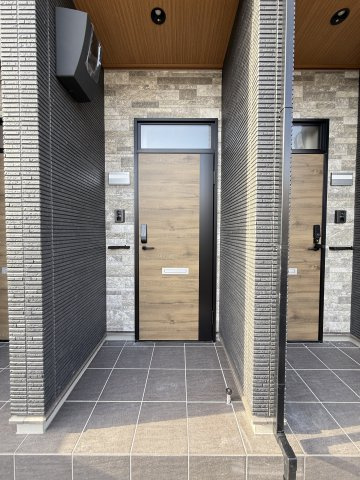 クラウンハイツ砂山南III A棟・アパート・95057の玄関|2階のお部屋です。