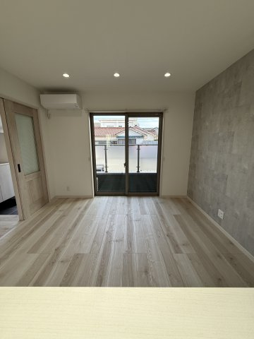 クラウンハイツ砂山南III A棟・アパート・95057の居間・リビング|1階のお部屋です。