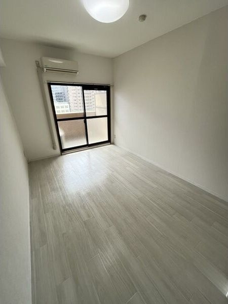 新梅田プライムの洋室