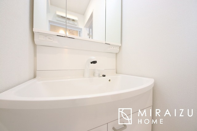 【独立洗面台】 | 高級感漂う洗面台です。鏡の後ろの収納棚もとても充実しております。コスメが大好きな奥様も、女子力高いご主人様もきっとご満足いただける収納力です。三面鏡なので、ヘアセットにも便利です。
