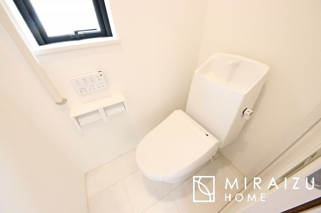 【トイレ】 | 空気の換気と窓からの光の明るさに配慮した清潔感のあるトイレ、ご自分の好きなアロマや芳香剤を置いて落ち着く空間を演出、一人になれる空間ですから、リラックスしたいですね。
