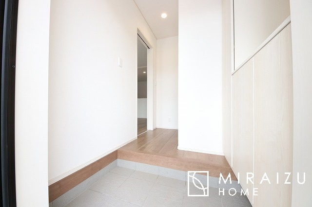 【玄関】 | いってきます♪ただいま♪明るい声が聞こえてきそうな玄関。ナチュラルなカラーがとても清潔感のある造りです♪
