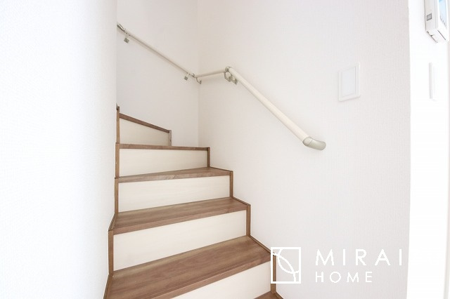 【内装】 | プライベートの空間もみんなで過ごす空間も両社兼ね備えたつくりです。階段には安全性を配慮し、手すりを設置。太陽の光と風が心地良い窓も付いた内装です。
