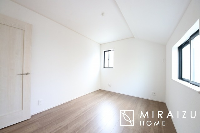 【洋室】 | 居心地の良さそうなリラックスできる空間。独立性のある建物ですので、ご自分の時間を大切にしたご家族様にぴったりです！
