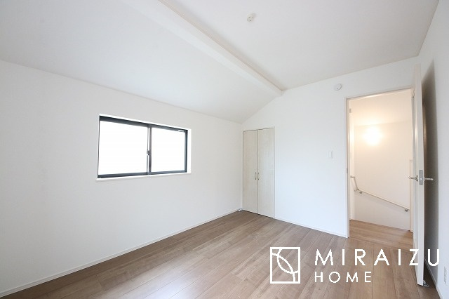 【寝室】 | 広さのある洋室は、ご夫婦様の寝室にぴったりですね。ご主人様の趣味のものや書斎などにも使用できるくらいの広さが嬉しいです。収納もばっちり完備してますのでお荷物が多いご家族様も安心してお暮しいただけます！