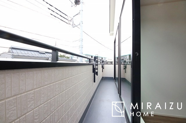 【バルコニー】 | 小鳥の鳴き声で目覚める朝、爽やかな風が入ります。太陽の陽射しでお洗濯物がカラッと乾き、気持ちの良い洋服とお布団で快適に過ごせます。