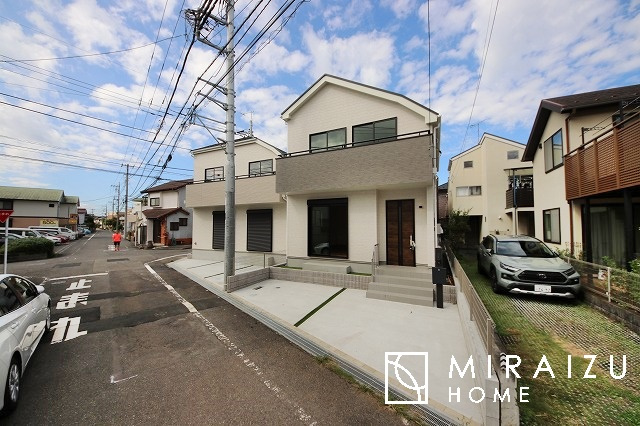 【外観】 | 青く澄み渡った綺麗な空と、陽の光をたっぷりと受ける、そんな新築住宅で新生活をスタートしてみませんか？見学・ご相談等、ミライズホーム(株)までお気軽にご連絡下さい。