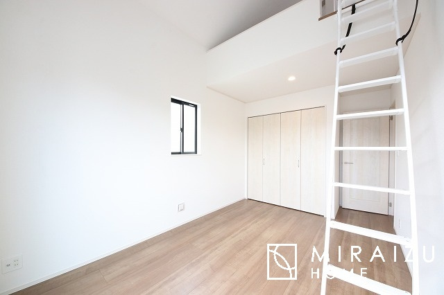 【洋室】 | 心も体も癒されるゆったりと落ち着いた洋室。窓が多いつくりになっています。窓が多いと明るい空間を保ち、室内へ気持ちの良い風も取り込んでくれます。