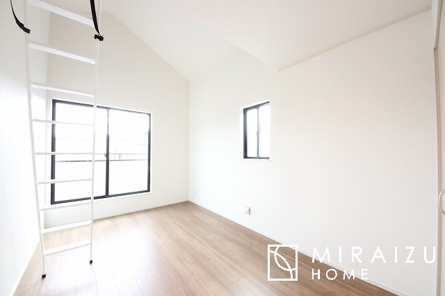 【寝室】 | 収納あり、自然な採光ありの洋室。家族みんなが気持ち良く目覚められる、過ごしやすい主寝室などにもお勧め。もちろん、ペットもご一緒に。