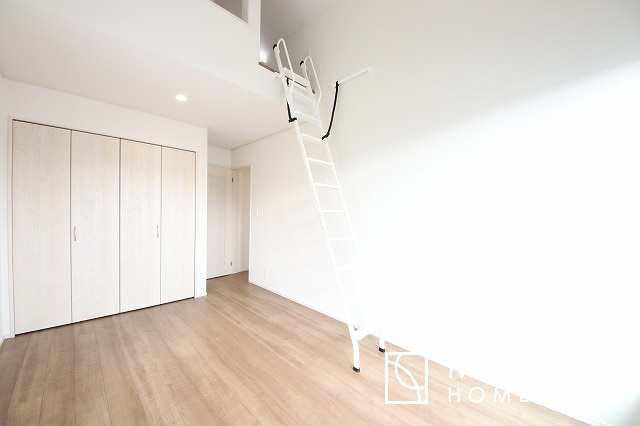 【子供部屋】 | 床のフローリングもオシャレな洋室が嬉しいです。独立性のある住宅ですので、各居室それぞれ、テイストの違うお部屋インテリア造りをしても面白いかもしれませんね！