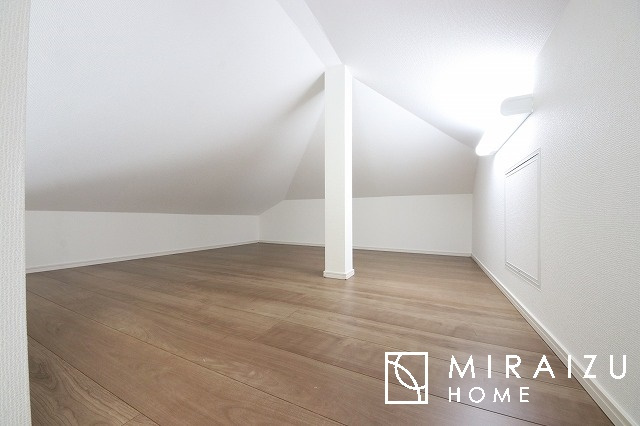 【洋室】 | 小鳥の鳴き声で目覚める朝、爽やかな風が入ります。太陽の陽射しでお洗濯物がカラッと乾き、気持ちの良い洋服とお布団で快適に過ごせます。