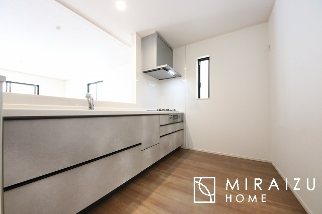 【キッチン】 | 洗練されたキッチンでは毎日の家事を少しでも楽に快適に工夫したいですね、大きいシンクではお皿洗いもストレスフリー、3口コンロでは要領よくお料理も可能です。レンジフードもお掃除がしやすい設計が嬉しい。
