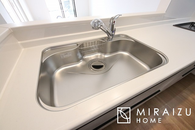 【キッチン】 | スッキリとした形が上品な広々ワイドキッチンです。レンジフードもすっきりとした造りなので圧迫感もございません。窓もあり明るい空間の中で毎日お料理することが可能です。収納スペースも広いのが嬉しいですね。
