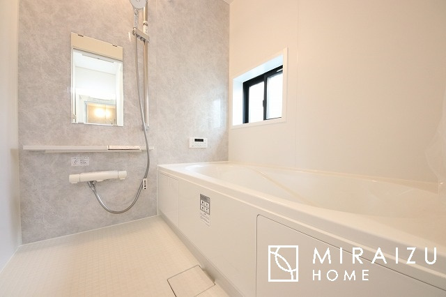 【浴室】 | 清潔感のあるホテルのような広い浴室が自慢です。疲れた日にはお湯をためてリラックスタイムを楽しみたいですね、今はスマホも防水の時代です、半身浴をしながら動画視聴、漫画視聴、楽しく過ごしたいですね^^
