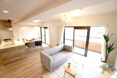 【居間・リビング】 | 【上質リノベ】ダイアパレス温品 | 【約16.7帖LDK】
デザインリフォームされた室内は
良い雰囲気になっております。
リノベーションで付加価値をプラスし、
ただの『住まい』ではなく『癒しのある空間』
に仕上がっております♪