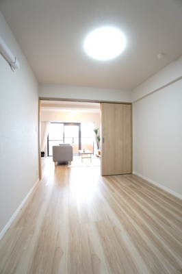 【洋室】 | 【上質リノベ】ダイアパレス温品 | 【洋室約5.3帖】
在宅勤務・リモートワークの書斎や、
趣味やくつろぎのスペースとしても。
家族と一緒に楽しい時間を過ごす中にも、
一人でくつろげる時間と場所は特に良いですね。