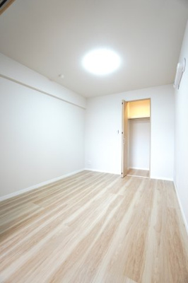 【洋室】 | 【上質リノベ】ダイアパレス温品 | 【洋室約5.3帖】
将来、家族構成が変わった時等、第2子供部屋としても活用できそうですね！
勿論、エアコンの先行配管もしてあるので、壁付けのエアコン設置OKです！
快適な居室環境で過ごせそうです！