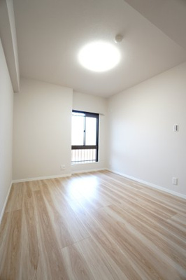 【洋室】 | 【上質リノベ】ダイアパレス温品 | 【洋室約5.1帖】
心と体をゆったりと安らげる主寝室。
寝室のゆとりが大きい分だけ、
暮らしの安らぎは深まります。
一日の疲れを癒すだけでなく、
ご夫婦の親密な語らいを紡ぎ出します。