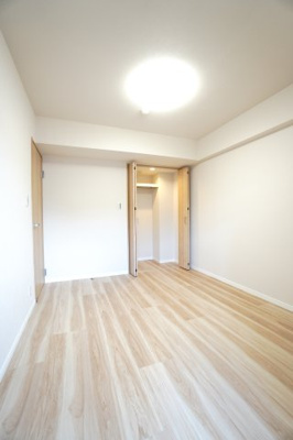 【洋室】 | 【上質リノベ】ダイアパレス温品 | 【洋室約5.1帖】
どんな家具や敷物でも部屋に馴染みやすく、
コーディネートがし易そうですね。
配置も柔軟に対応できるので身の回りの整理もし易い！
自分好みの空間に出来そうですね！