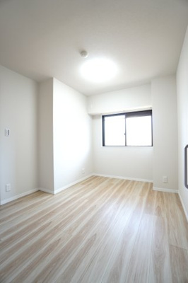 【洋室】 | 【上質リノベ】ダイアパレス温品 | 【洋室約5.0帖】
居室にはクローゼットを完備。
自由度の高い家具の配置が叶うシンプルな空間です。
お子様の成長と人数と共に必要になる
子供部屋にもぴったりの間取りですね。