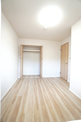 【洋室】 | 【上質リノベ】ダイアパレス温品 | 【洋室約5.0帖】
こども部屋をコーディネート！このぐらいの広さがあれば、 
お子さんの好きな色やモチーフを使ったコーディネートで、
勉強もお片付けも全部楽しいお気に入りの空間にしていけそうですね！