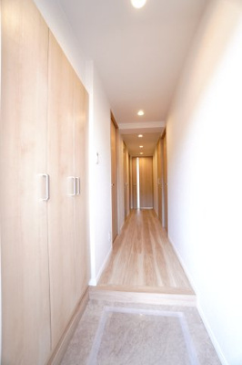 【玄関】 | 【上質リノベ】ダイアパレス温品 | 【玄関ホール】
人を迎え入れる最初の場所だからこそ、
清潔感があり纏まった空間にして頂ける様に
大型フローティングシューズBOXを設置。
照明はオートライト。消し忘れや
出入りが暗くならなく済みます！