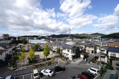 【展望】 | 【上質リノベ】ダイアパレス温品 | 【四季を感じる】
四季の移ろい・爽やかな青空や風を感じられ
自然を愉しめるパノラマビュー。
毎日の暮らしに余裕を感じさせてくれる、
遮る物の無い開放的な眺望を是非、ご堪能ください。