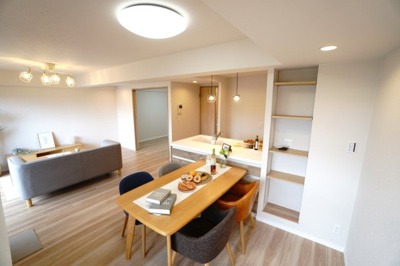 【居間・リビング】 | 【上質リノベ】ダイアパレス温品 | 【約16.7帖】
 ナチュラルな素材感とモダンなシルエットが組合さり
 温かみと洗練された印象となっています。
 バルコニーからの陽ざしがリビング全面に広がり
 一日中明るい日差しが差し込みます