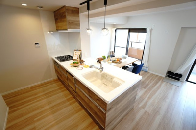 【キッチン】 | 【上質リノベ】ダイアパレス温品 | 【キッチンスペース】
今回のキッチンは料理をすることが楽しみになる心地よさで
家族みんなが使いたくなるようなワクワクいたします。
また、リビングから手元が見えないように配慮されたデザインも嬉しい♪