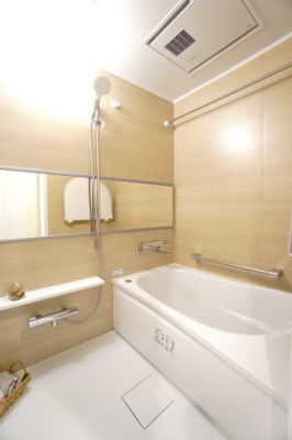 【浴室】 | 【上質リノベ】ダイアパレス温品 | 【バスルーム】
TOTO社製RWシリーズは
「ゆるリラ浴槽」「カラリ床」で独自の技術によりバスタイムを
よりよく演出してくれます！
更に、浴室暖房乾燥機が標準設備！
お手入れが楽なシステムバスです。