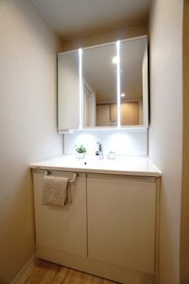 【独立洗面台】 | 【上質リノベ】ダイアパレス温品 | 【コスメカウンター】
Panasonic社製！
「美ルックツインラインLED照明」は、
従来の照明より自然な肌の色に見える照明。
肌の色味を美しく引き立て、
洗面ボウルも広くメイクの時間をより素敵に。