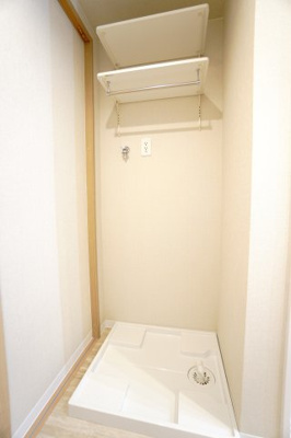 【独立洗面台】 | 【上質リノベ】ダイアパレス温品 | 【パウダールーム】
嬉しい、タオル掛け付きの2段可動式のリネンラック。
しかも装着が楽なワンタッチ式の給水栓！
洗濯機置場はドラム式の洗濯機も入るサイズですが、
お手持ちのサイズが入るか要確認です！