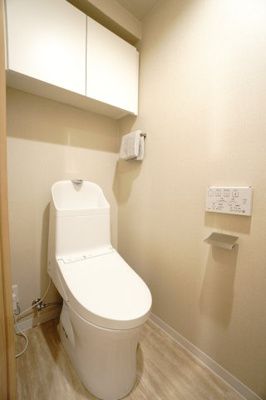 【トイレ】 | 【上質リノベ】ダイアパレス温品 | 【レストルーム】
TOTO社製！きれいをまもるせいけつトイレ！
お掃除はサッとひとふきで完了！
少ない水で、汚れをしっかり洗い流します。
手洗い機能付きなので、もしもの時も慌てない！
キャビネット付！