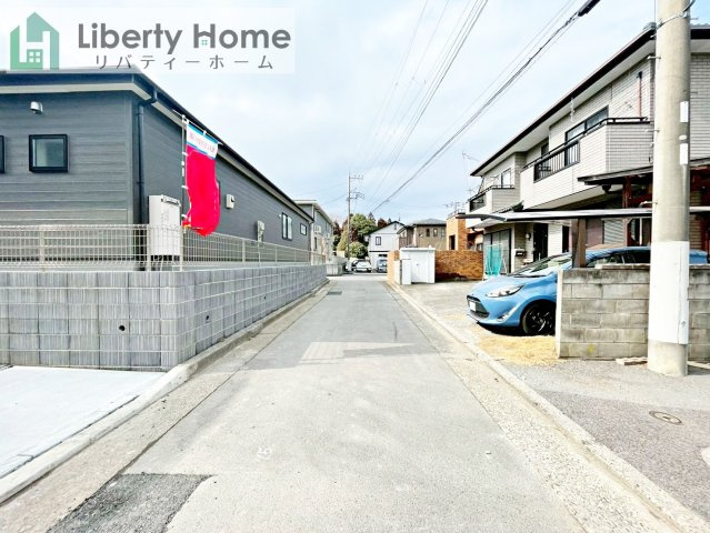 水戸市元吉田町10期　新築戸建　2号棟の前面道路含む現地写真