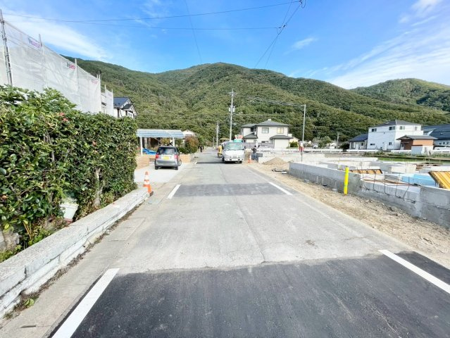 平屋の建売分譲！耐震等級３！ご成約プレゼント対象物件！の前面道路含む現地写真