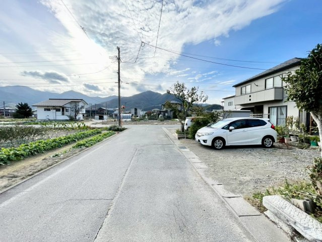 平屋の建売分譲！耐震等級３！ご成約プレゼント対象物件！の前面道路含む現地写真