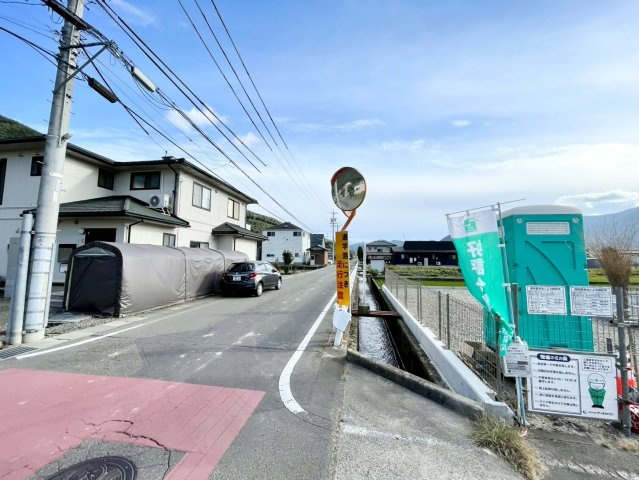 平屋の建売分譲！耐震等級３！ご成約プレゼント対象物件！の前面道路含む現地写真