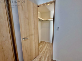 ウォークインクローゼットは、歩いて入れるタイプの収納スペースで、衣類や小物を整理しやすいのが特徴です。一般的なクローゼットよりも広く、収納力が高いため、家の中をすっきり保つのに役立ちます。