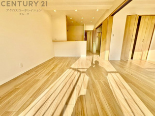 リビングダイニングは家族や友人とのコミュニケーションを楽しむ場所でくつろぎながら食事や会話を楽しめ、多目的に利用できリラックスできる空間です。家庭内の中心として機能し、快適な生活をサポートします。