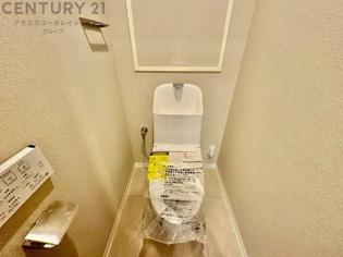 温水洗浄便座付トイレは温水洗浄機能により、暖かい水でおしりを洗浄することができ、冷たい水を使う従来の便座に比べ、温水洗浄機能で暖かいトイレを提供し、快適な使用を可能にします。