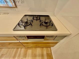 多数の調理器具を同時に使用でき、料理の効率化が可能。省エネで節約になり、様々な料理スタイルに適応できます。また、火力調整が独立しており、手入れや掃除もしやすく、今よりもっとお料理が楽しくなるかも。