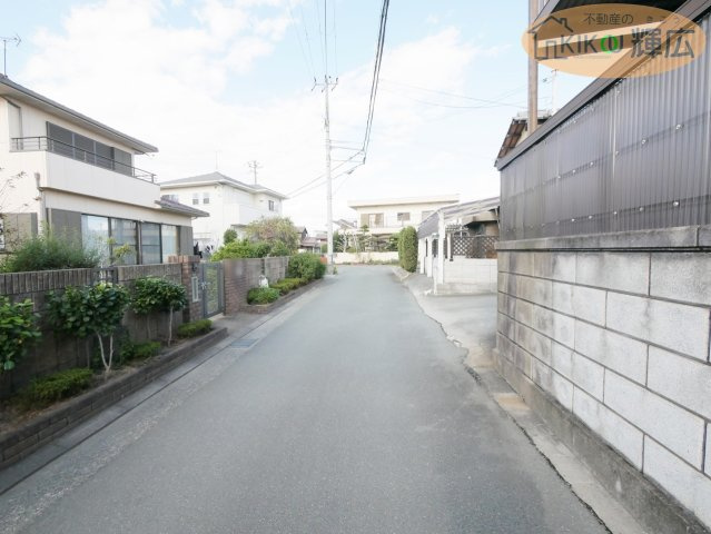 加古川市加古川町大野　中古戸建の前面道路含む現地写真|幅員は約4mですが普通車も気にせず通行できます。