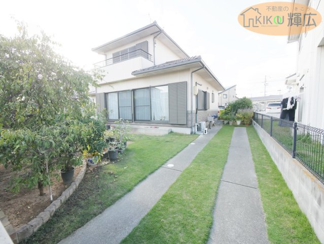 加古川市加古川町大野　中古戸建の駐車場|縦列で2台駐車可能です。
また、接道約19メートルございますので外構の施工頂ければ並列で約6台程度駐車できます。