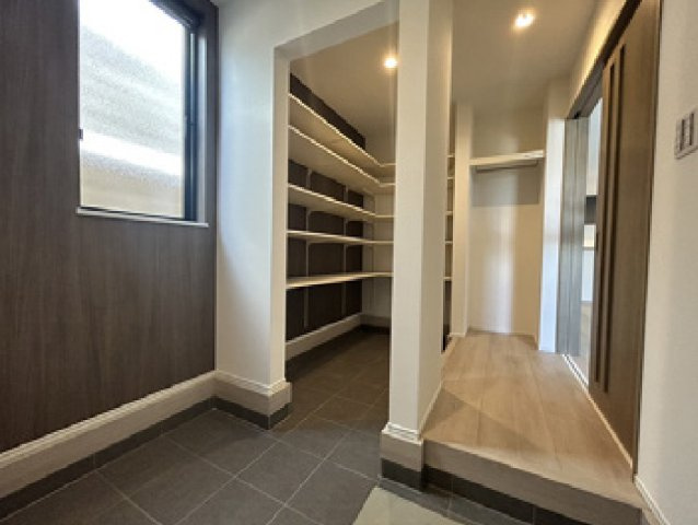 横浜市港南区上永谷3丁目 新築戸建て【仲介手数料無料】カースペース2台の玄関