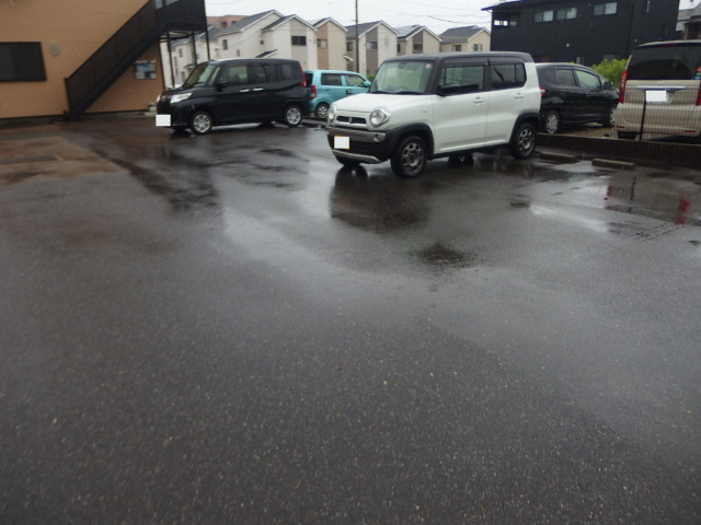 アンプルールリーブルリベルテの駐車場